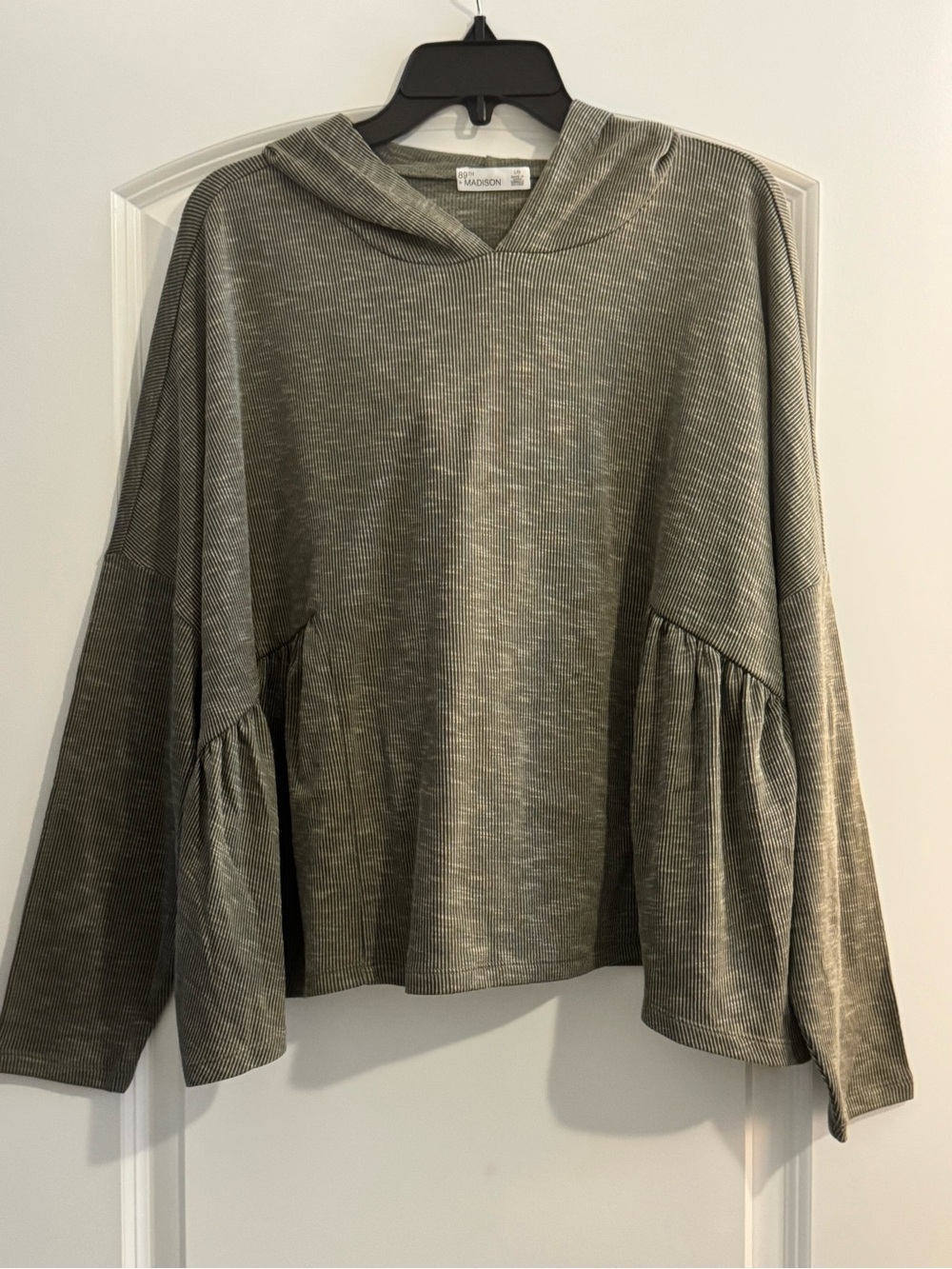 NWOT ribbed flouncy top